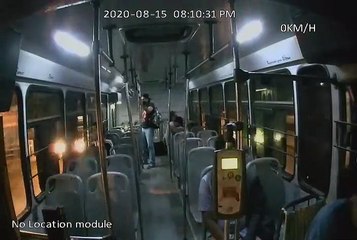 ¡Ni la lluvia los detiene! Dos sujetos asaltan a camionero y pasaje