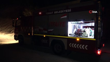 Boş arazide ter edilmiş araç alev alev yandı