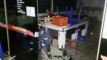Labareda em churrasqueira atinge mesas e Corpo de Bombeiros é acionado