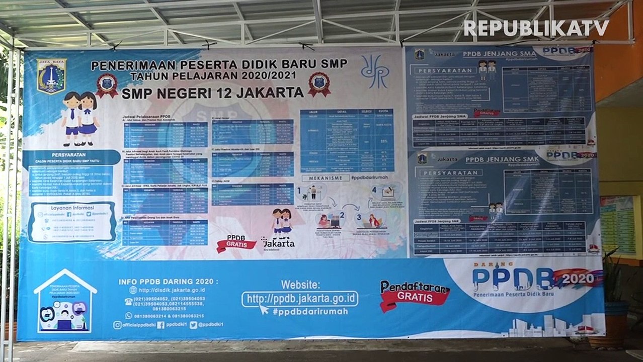 Sejumlah anak belajar dengan memanfaatkan hot spot gratis di Musholla An-Nur , Kosambi, Cengkareng, Jakarta.