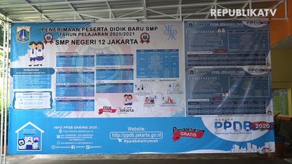 Sejumlah anak belajar dengan memanfaatkan hot spot gratis di Musholla An-Nur , Kosambi, Cengkareng, Jakarta.