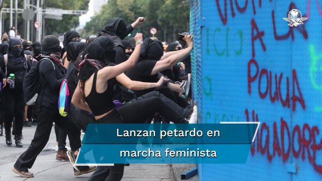 Feministas lanzan consignas contra la violencia de género en la CDMX y realizan pintas