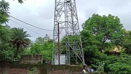 मांगों को लेकर टावर पर चढ़ा दिव्यांग, सुनवाई ना होने पर दी आत्महत्या की धमकी