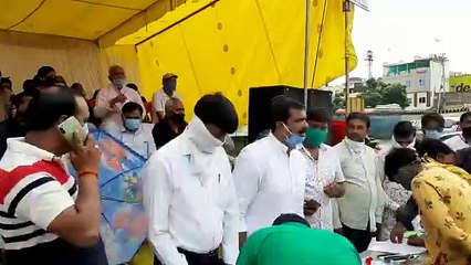 इंदौर: फीस वसूली के खिलाफ कांग्रेसियों ने चलाया हस्ताक्षर अभियान, हुई गिरफ्तारी