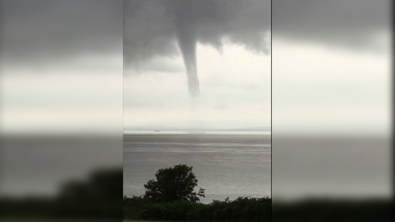 Les images d'une impressionnante trombe marine observée dans le canal de Bristol