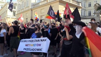 Des centaines de manifestants pro et anti LGBT à Varsovie