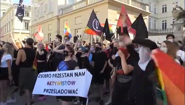 Des centaines de manifestants pro et anti LGBT à Varsovie