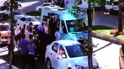 Minibüsten indirilen genç aracın camını böyle kırdı