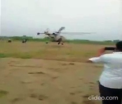 मथुरा के खेत में सेना के हेलीकॉप्‍टर ने की आपात लैंडिंग, बड़ा हादसा टला