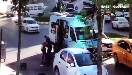 Minibüse yumruk attı, hastanelik oldu! O anlar saniye saniye kamerada