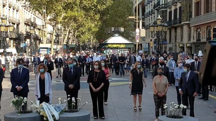 Скачать видео: Homenaje a las víctimas del atentado de las Ramblas de Barcelona