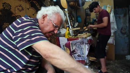 İlerleyen yaşına rağmen 60 yıldır aşkla saz yapıyor - ADANA