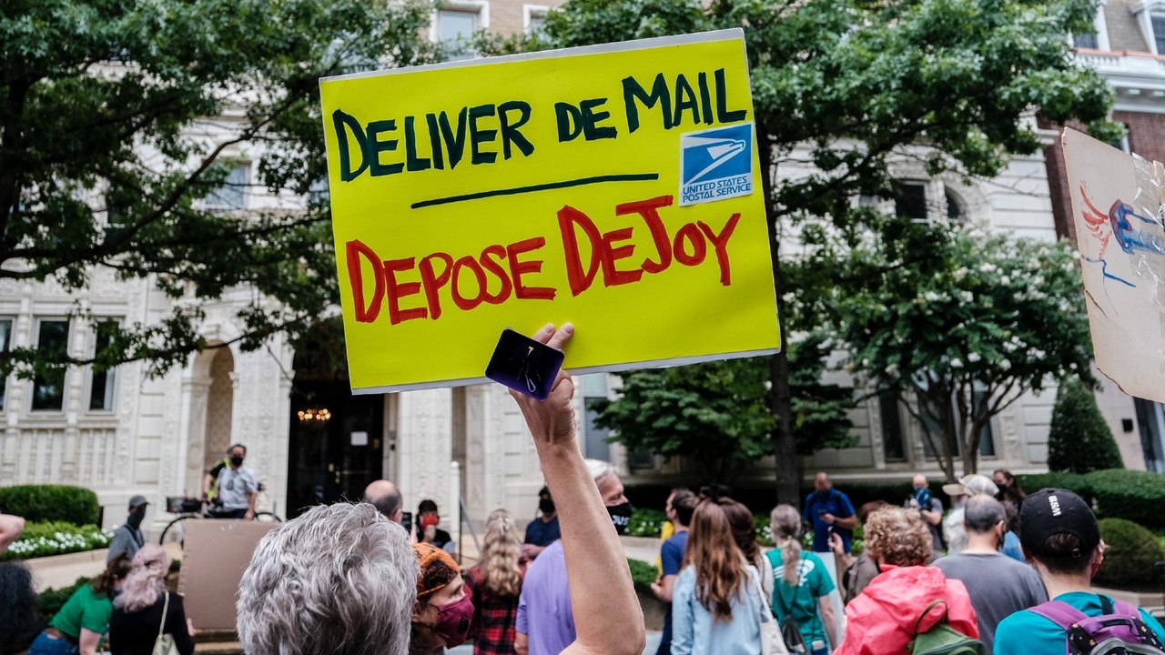 US election: Democrats call on Postal Service leaders to testify