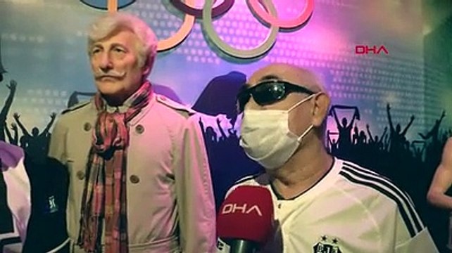 Beşiktaşlı taraftarlardan Süleyman Seba'nın balmumu heykeline ziyaret