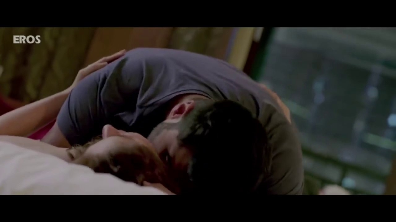 Kareena Kapoor Lip Lock scene Bollywood