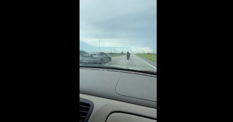 Vídeo: Se retan un Porsche 911 Turbo y una moto y acaban así de mal [TG]