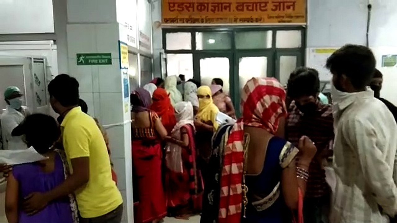 सदर हॉस्पिटल में सोशल डिस्टेंसिंग की खुले आम उड़ाई जा रही धज्जियां