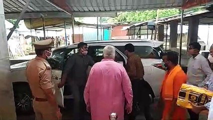 एसपी ने छुए कैबिनेट मंत्री के पैर, वीडियो वायरल