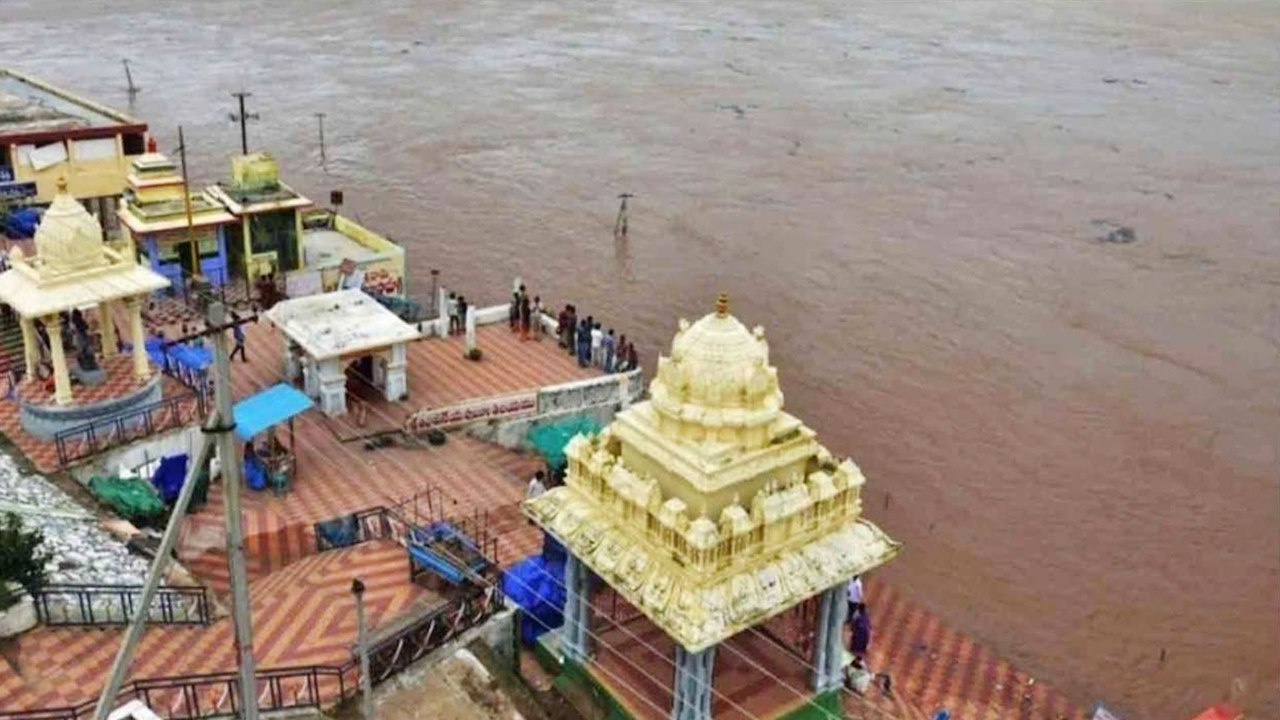 Telangana Floods: Bhadrachalam Godavari Crosses Third Danger Warning | Oneindia Telugu