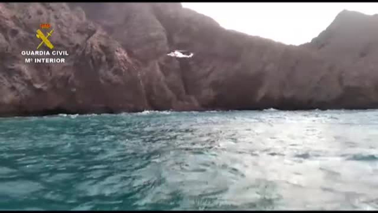 La Guardia Civil rescata a una familia que había quedado atrapada en una cala de Almería