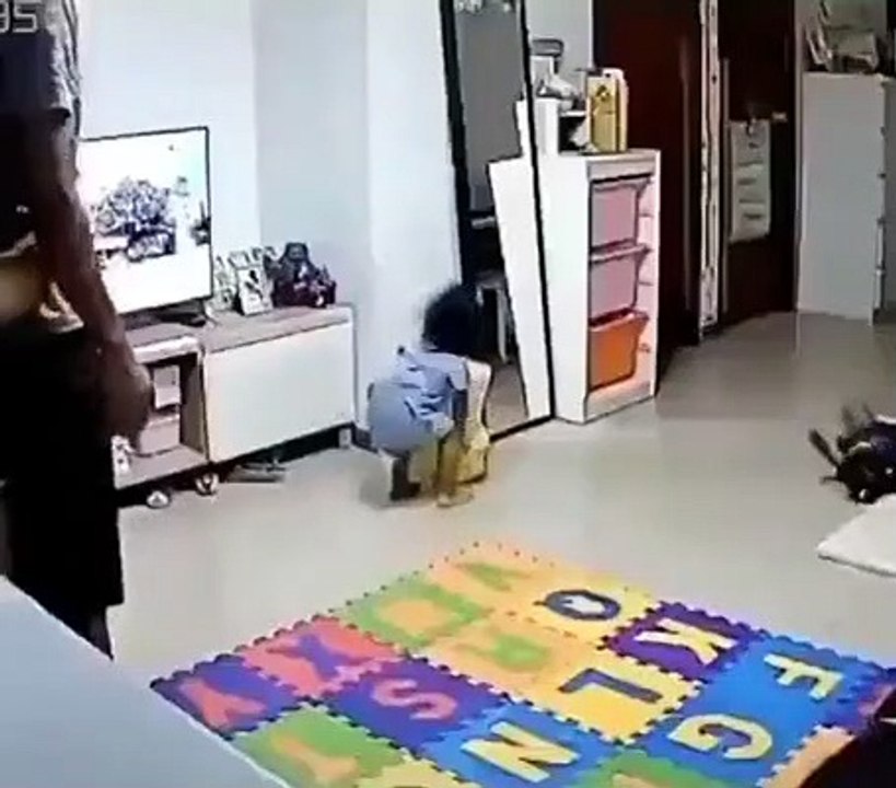 Le réflexe ultra-rapide d'un papa qui sauve sa fille d'extrême justesse