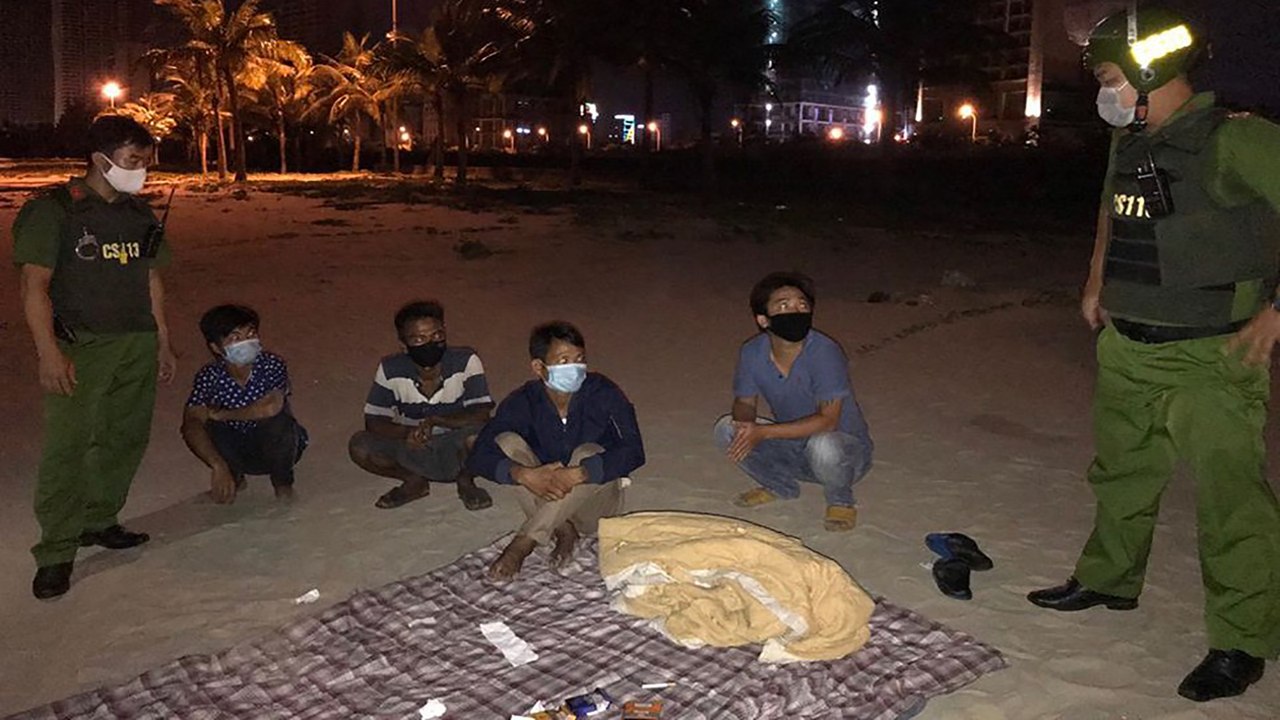 Đà Nẵng: Giãn cách xã hội, thanh niên tụ tập hút cỏ mỹ