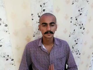 फैन ने मुंडवा ल‍िया सि‍र