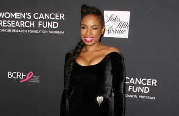 Jennifer Hudson ajuda 2 mil crianças carentes de Chicago com material escolar