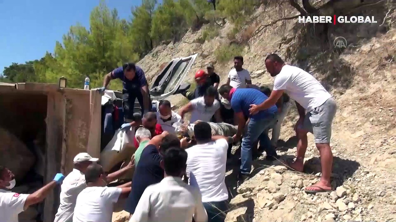 Hafriyat kamyonu sürücüsünü itfaiye ekipleri kurtardı