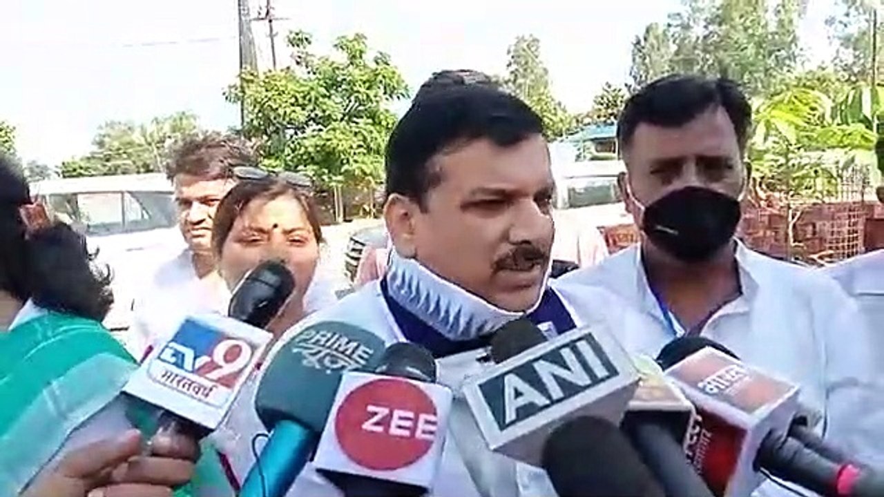 खीरी में गैंगरेप मामला, आप सांसद संजय सिंह ने परिजनों से की मुलाकात
