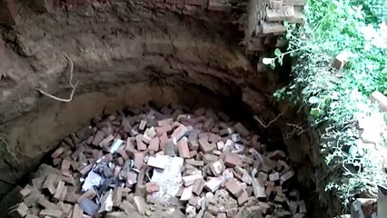 बारिश के चलते गड्ढे में समाई सर्राफा व्यापारी की दुकान