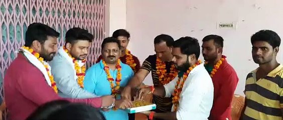 निगम में हो रहे भ्रष्टाचार पर लगाम लगाने की खुशी में बांटे लड्डू