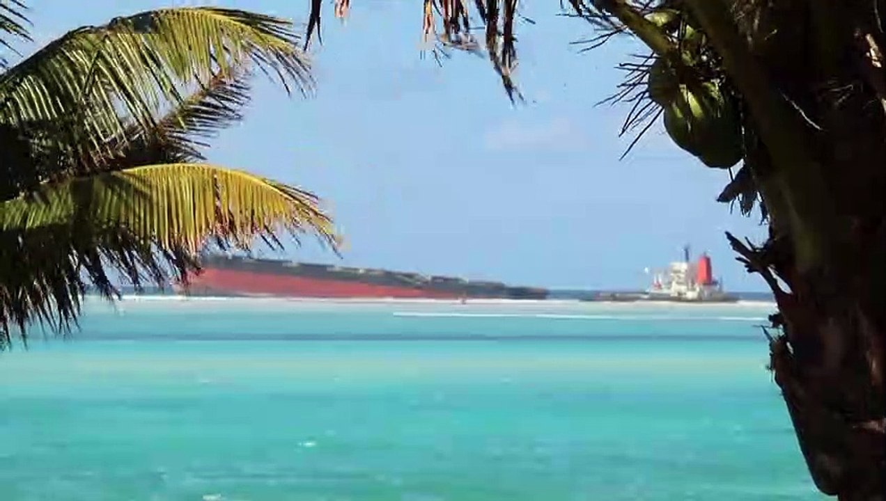 El petrolero encallado en isla Mauricio se partió en dos