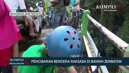 Pengibaran Bendera Raksasa di Bawah Jembatan