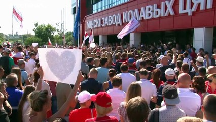 Bélarus : face-à-face tendu entre Loukachenko et les ouvriers d'une importante usine de Minsk