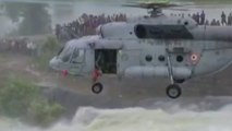 Rescatan desde un helicóptero a un hombre atrapado por las inundaciones en La India