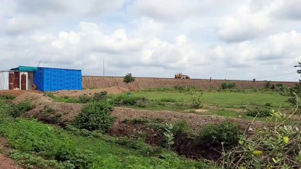 क्षेत्र में चल रहे 8 लेन हाइवे के कार्य में लेवलिंग पूर्ण होने के बाद में गिट्टी बिछाव