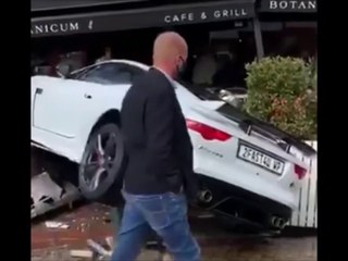Sa Jaguar immatriculée 2Fast4U finit très mal... Trop rapide pour toi