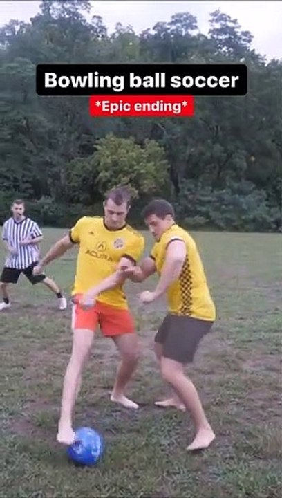 Faire un match de foot avec une boule de bowling... douloureux