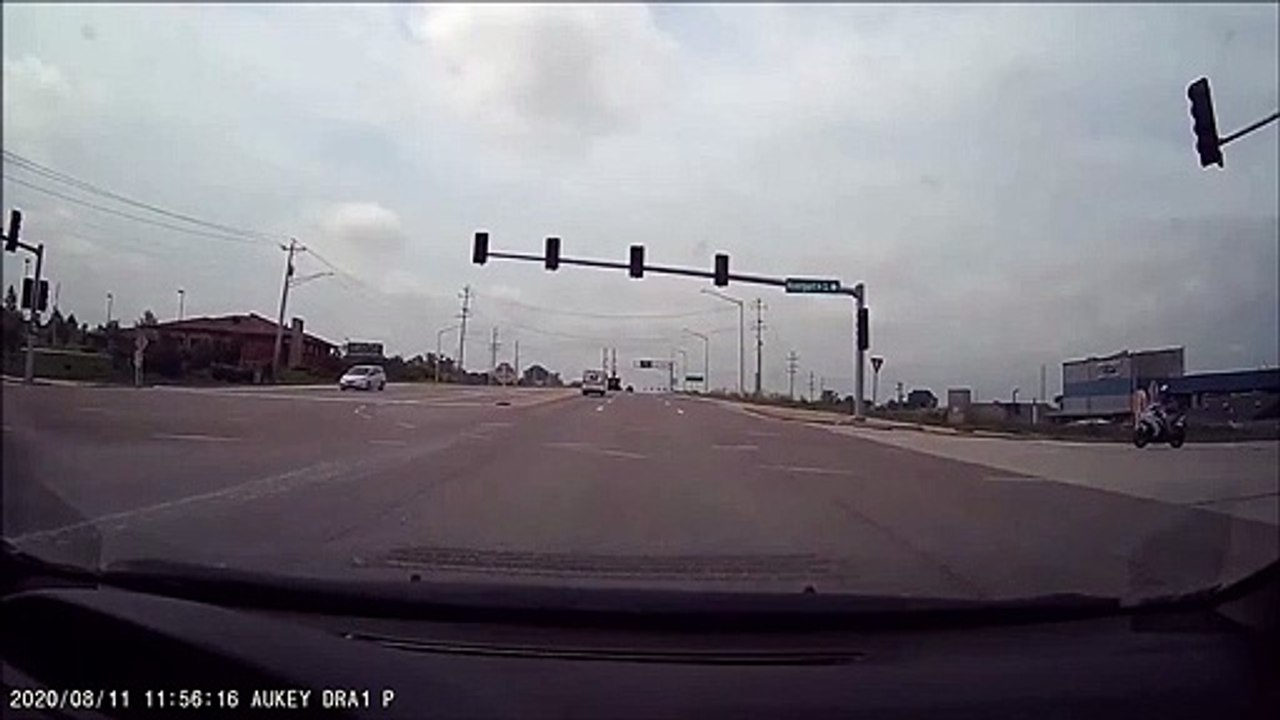 Ce motard évite le pire d'une façon géniale