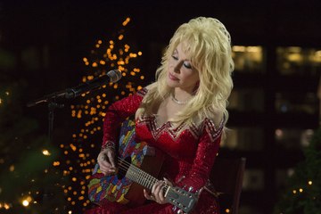 A New Dolly Parton Christmas Movie Is Coming to Netflix This Year