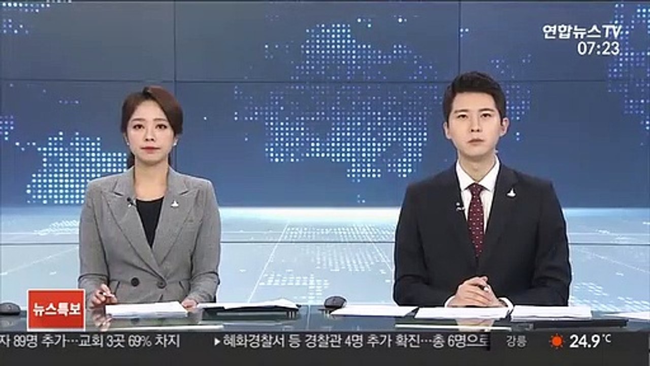 '신발 투척' 50대, 경찰 폭행으로 구속 기로
