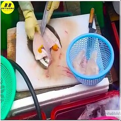 Making fish sasimi at a market in Japan / South Korea