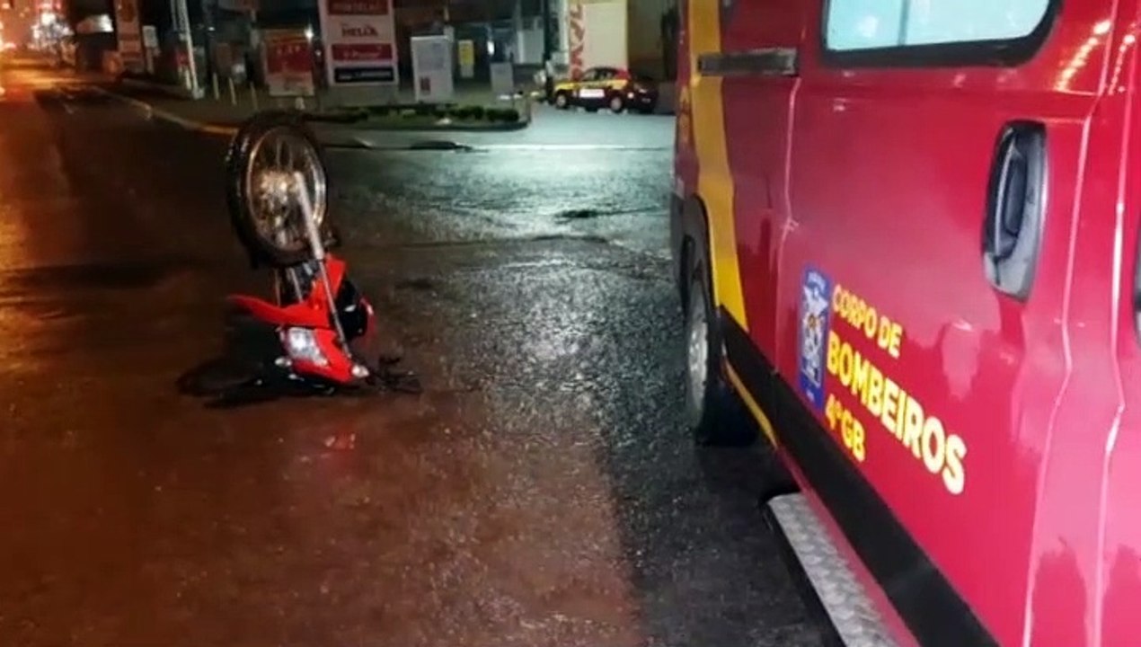 Motociclista fica ferido em acidente na Av. Carlos Gomes