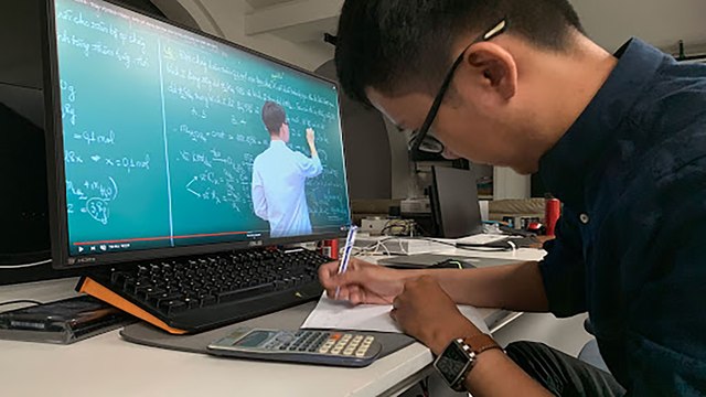 Nhiều trường đại học chuyển sang dạy trực tuyến | VTC