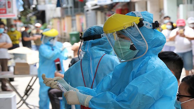 Xét nghiệm 4 lần mới phát hiện dương tính, liệu có lọt người bệnh Covid-19 | VTC