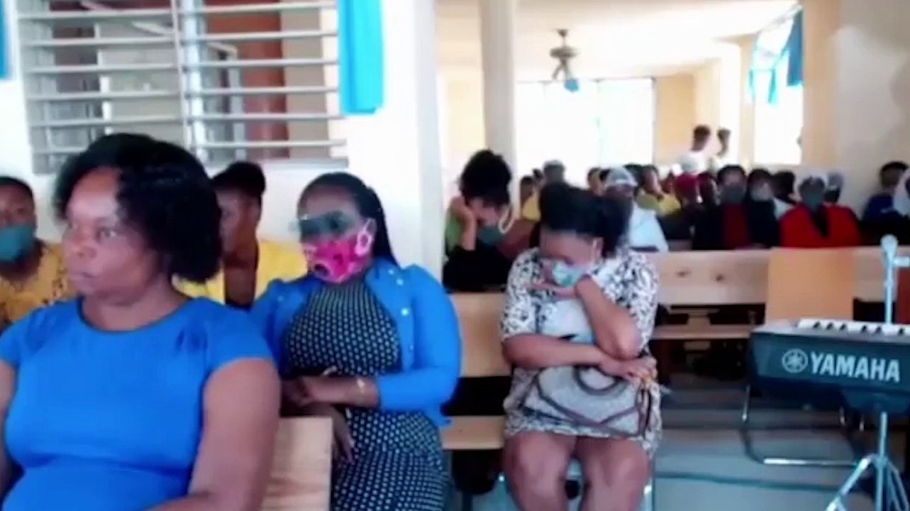 Pwofèt Mackenson di kounya zafè moun pa regadel, paske li manke bèbè ak koz de sa