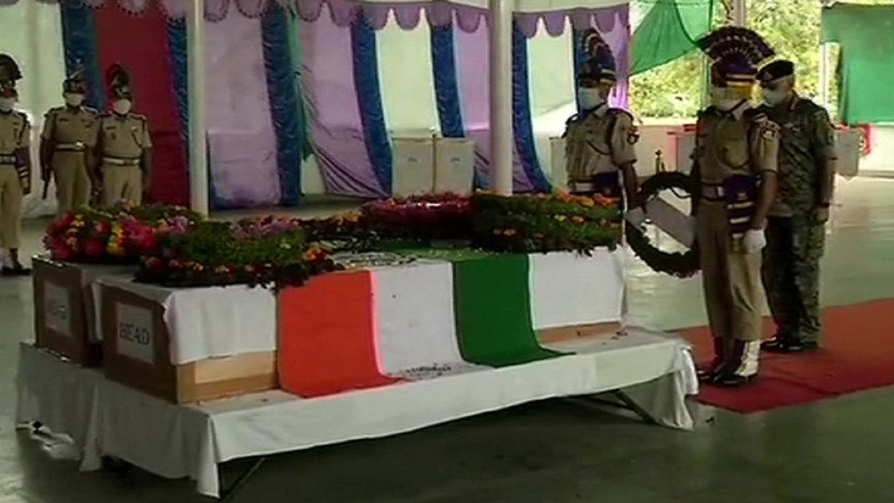 CRPF soldiers pay last tribute to Baramulla martyrs