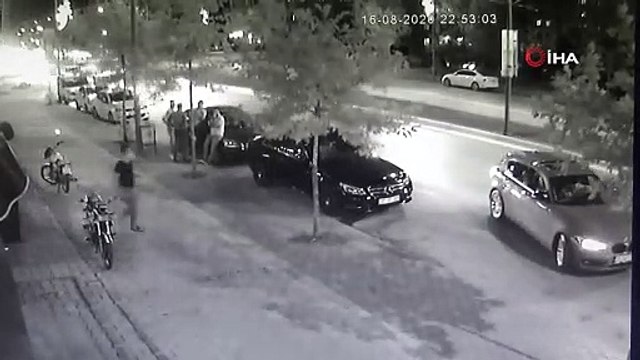 Aman dikkat! Kaza yapan araçlarını kontrol ederken araba çarptı... O anlar kamerada