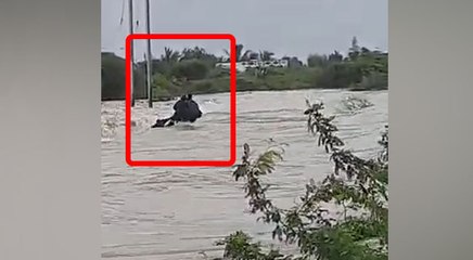 नदी के उफान से डूबा रास्ता, यहां से निकल रहे 3 लोग पानी में समाए, 1 बचाया गया